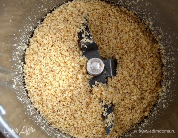 Поставить закипать воду для спагетти. Тем временем порубить мелко очищенные орехи с помощью миксера.