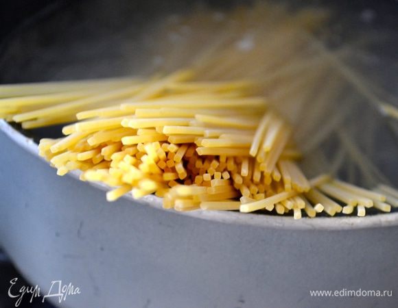 Тем временем в закипевшую подсоленную воду положить отвариваться спагетти или любую Вашу любимую пасту! (у меня новинка дома Барилла - квадратные спагетти! ))) Отварить, согласно рекомендациям производителя...