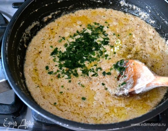 В сковороду влить сливки. Все перемешать. В закипающий соус добавить мелко рубленную петрушку, выдавить зубчик чеснока, посолить и поперчить по вкусу! Проварить около 3-х минут.