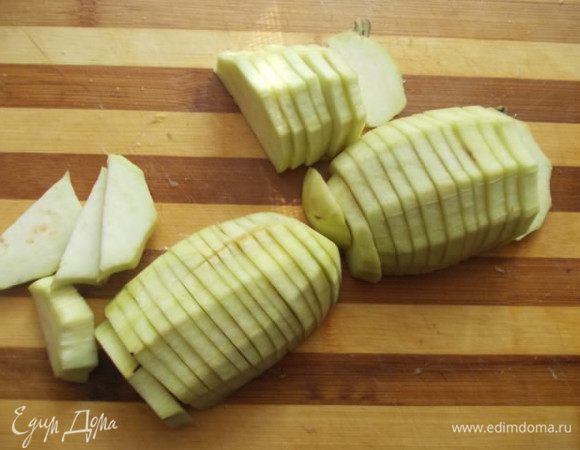 Баклажан почистить и порезать полукольцами.