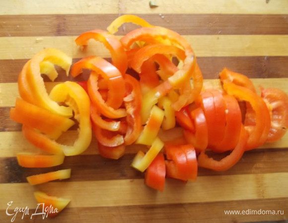 Перец также порезать полукольцами.