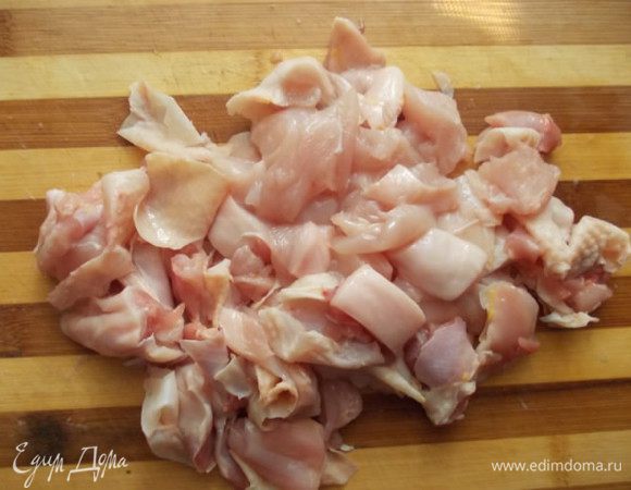 Куриное мясо порезать кубиком.