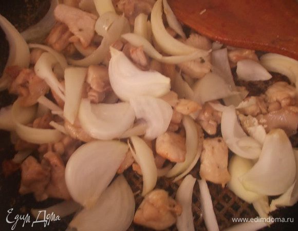Отправляем на разогретую сковороду с маслом,курицу,обжариваем до золотистой корочки,затем добавляем лук полукольцами и тушим до полу мягкости.