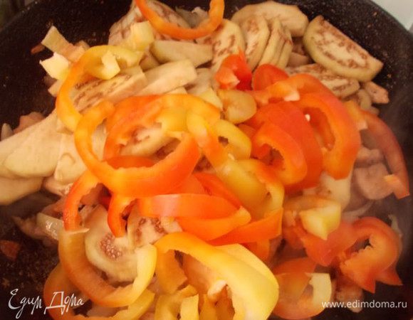 Отправляем к курице овощи,накрываем крышкой и тушим до мягкости,но не сильно,чтобы не разваливались овощи.