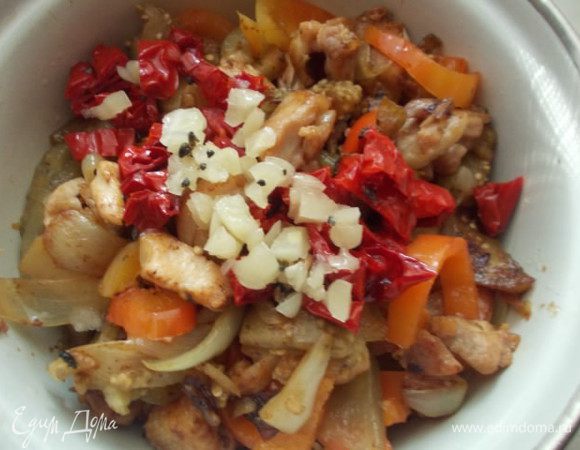 Начинку остудить немного,постараться освободить от соков,лучше на дуршлаг . Добавить вяленые помидорки и чеснок,я добавляла тот,что был с помидорами.