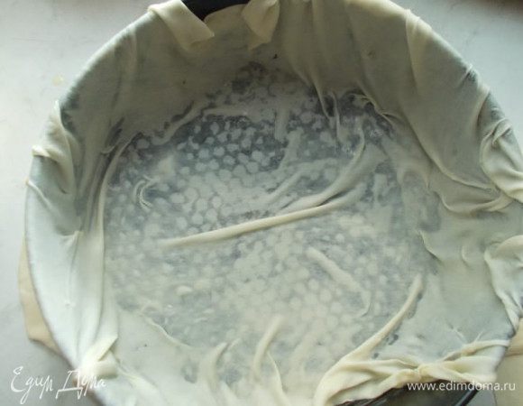 Берем разъемную форму,у меня 24 см,но если возьмете меньшую,то пирог будет выше. Укладываем один лист фило,так чтобы края свисали.