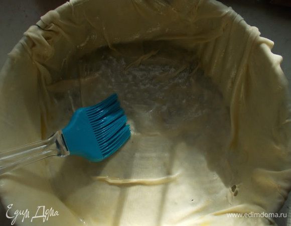 Смазываем растопленным сливочным маслом,затем,также укладываем второй лист сверху и снова смазываем. также поступить с тремя листами теста.