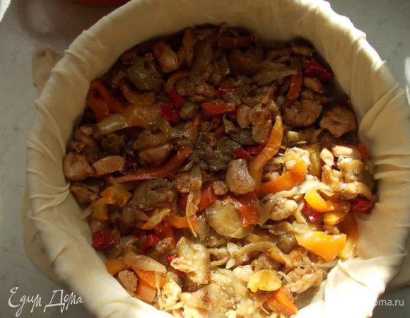 Затем выкладываем начинку на дно,разравниваем ее.