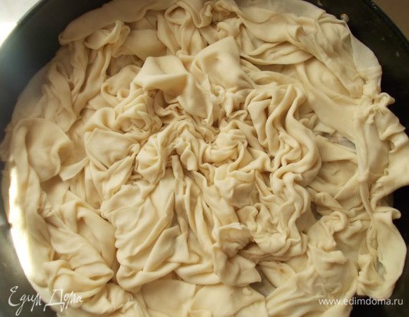 Последний лист теста скомкать и положить в середину. Смазать маслом.