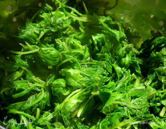 Откинуть шпинат на сито чтобы стекал и остыл. 
