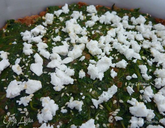 Присыпать кунжутом, раскрошить сверху оставшуюся фету.
