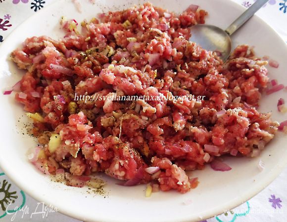 Лук, чеснок мелко порезать.
Лук слегка обжарить. Смешать лук, чеснок с фаршем, добавить  воды, масло, посолить, поперчить, хорошо перемешать. 
( если хотите ,то можно слегка обжарить фарш, буквально 5 минут)