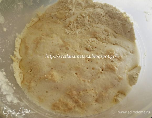 Муку просеять в большую миску, добавить кефирную смесь, опару. Перемешать и замесить тесто.
Тесто накрыть полотенцем и оставить на 1 час.