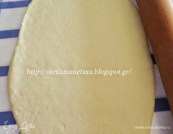 Из каждой части теста раскатать пласт 2-3 мм толщиной