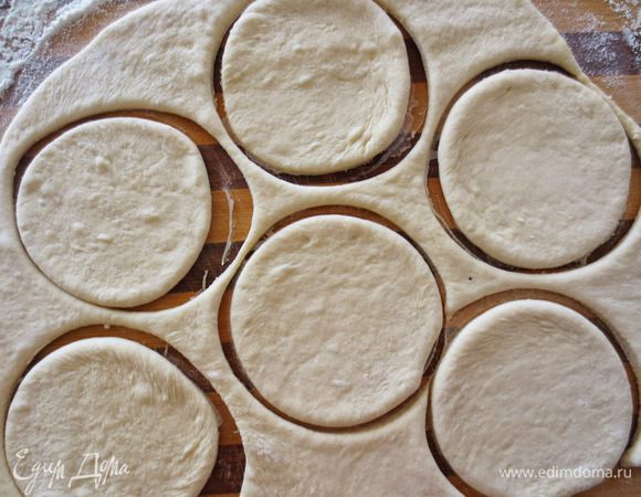 Выдавить из теста при помощи стакана кружки