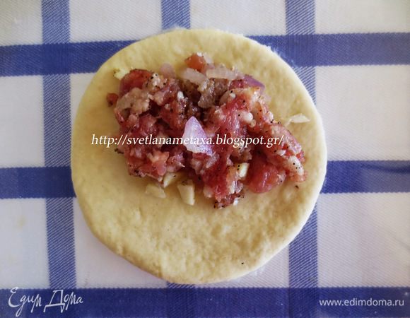 На каждый кружок выложить начинку( примерно 1-2 ч.л.)