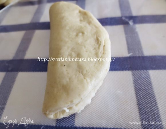 Сложить кружок с начинкой пополам.