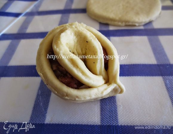 Затем вновь сложить пополам и слепить концы, после чего немного вытянуть концы, придавая форму лепестка