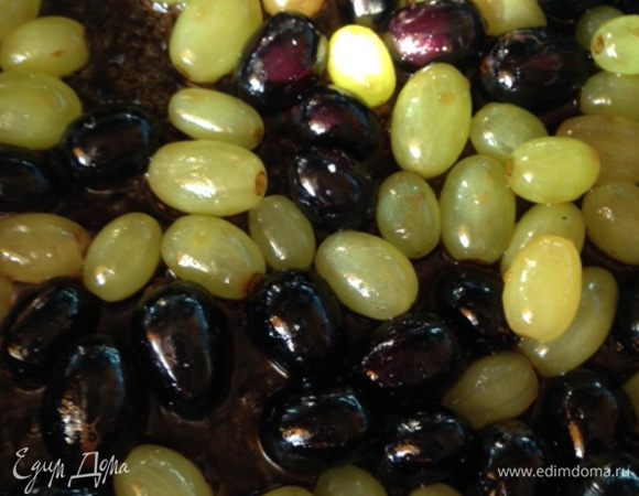 Приступим к начинке: в сотейнике смешать сахар, коньяк и воду, поставить на огонь, прогреть до полного растворения сахара, немного выпарить жидкость до состояния сиропа. Предварительно вымытые виноградинки добавить в сотейник и прогреть в сиропе около 5 минут. Снять с огня, добавить крахмал, перемешать.