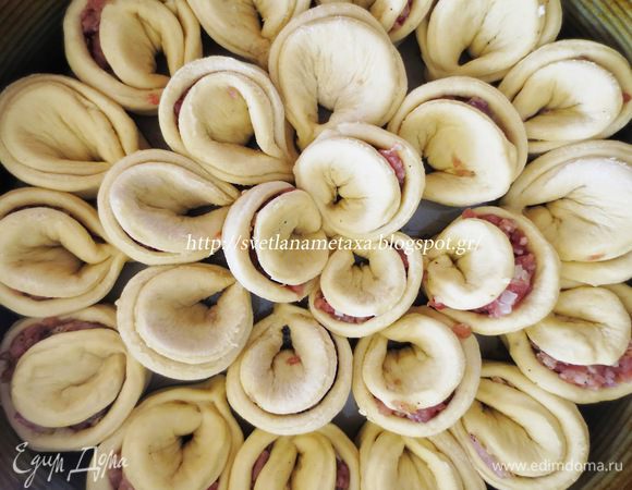 Я использовала круглую форму 28 см и получилось у меня 3 круга: большой, средний и маленький.
Заполненную форму накрыть  пленкой и оставить на 20 минут.