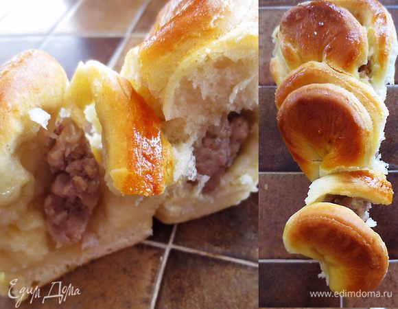 Готовый пирог смазать растопленным сливочным маслом, накрыть и оставить на 15 минут