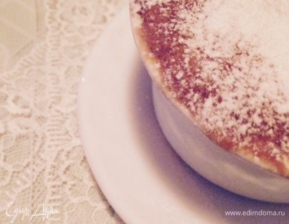 Выпекать в предварительно разогретой до 180С духовке 20-25 минут.
Следите за верхом, он довольно быстро румяниться. В середине выпекания можно накрыть пироги бумагой для выпекания, чтобы не сгорел верх, а низ пропекся.
Слегка остудить, присыпать сахарной пудрой и подавать прямо в формочке!