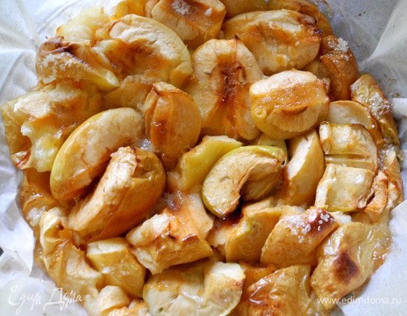 Ставим форму в разогретую духовку и выпекаем при 200 градусах по Цельсию примерно час. Я ориентировалась на свою духовку. Яблоки должны стать мягкими, но не сгореть. Вот так они у меня выглядели после запекания.