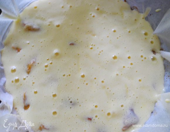 Вынимаем форму из духовки, но её не выключаем, а увеличиваем температуру до 225 градусов. Оставляем яблоки минут на 10. В это время взбиваем 3 яйца с 3-мя столовыми ложками сахара в густую пену  и вмешиваем в них 3 столовые ложки муки с щепоткой разрыхлителя. Выливаем смесь на яблоки.