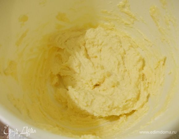 Добавляем творожные сырки и яйцо. Перемешиваем.