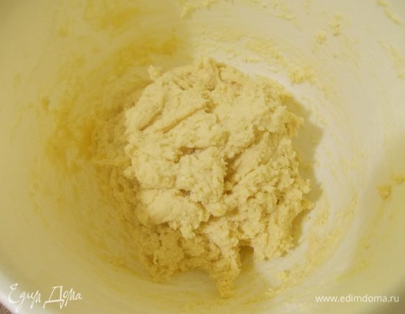 Просеиваем муку. Высыпаем к полученной массе , добавляем соль, ванилин, разрыхлитель. Перемешиваем. 