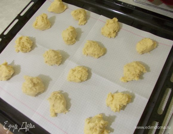 Противень застилаем бумагой. Я использовала 2 столовые ложки что бы выложить тесто. Ставим печенье в духовку на 12-15 минут. Как только в основании печенье станет золотистого цвета, значит оно готово. Приятного аппетита.
