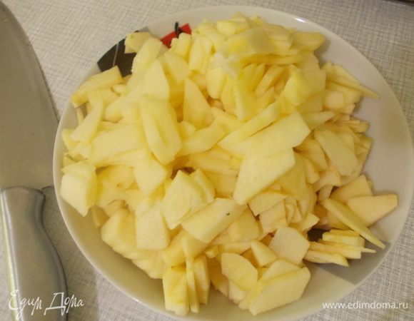 Яблоки почистить от кожуры, вырезать внутренность. Поделить на 8 частей и тонко нарезать.