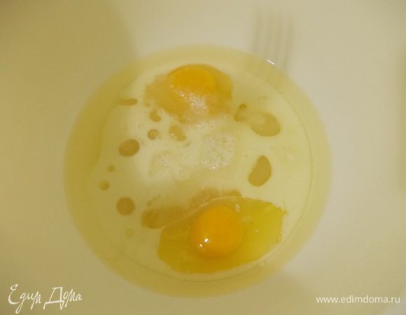 В миску выливаем подсолнечное масло, молоко, 2 яйца и высыпаем сахар. Все перемешиваем.