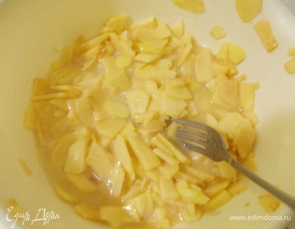 Добавляем яблоки и перемешиваем.  