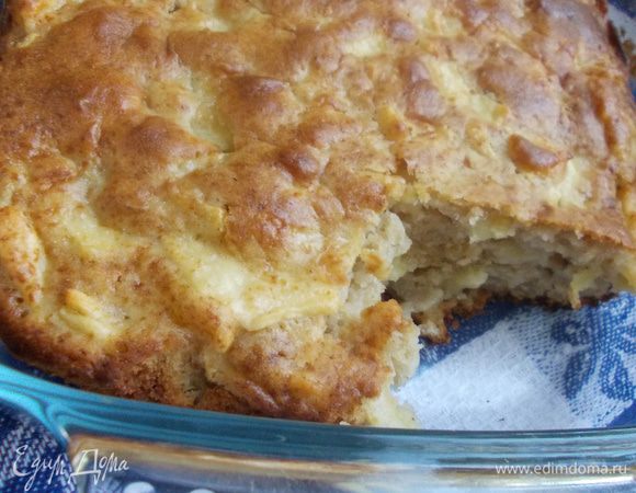 Полученную массу выкладываем в заранее подготовленную форму. Форму застелить бумагой и смазать подсолнечным маслом. Ставим в духовку и выпекаем 50-60 минут. Приятного аппетита.