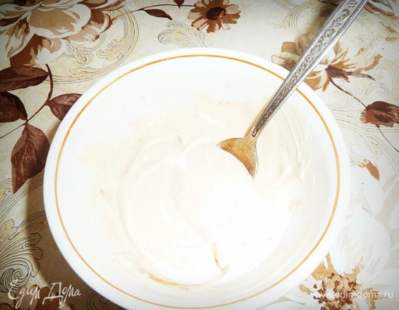 Смешиваем в миске майонез и кетчуп и смазываем хлеб.