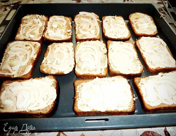 Нарезаем лук полукольцами и раскладываем на хлеб.