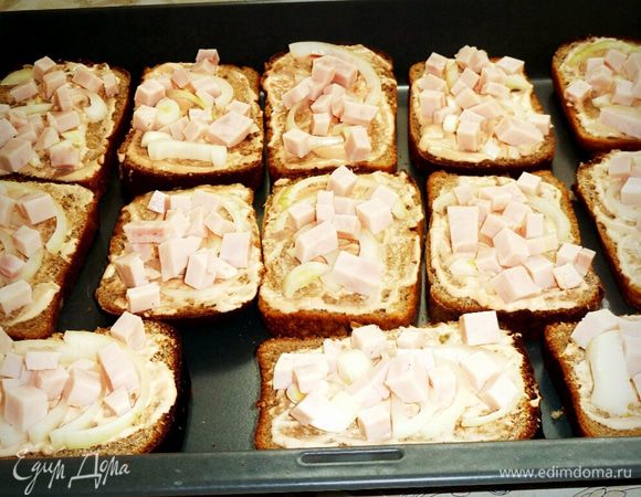 Нарезаем колбасу на кольца затем на квадратики и раскладываем на хлеб.