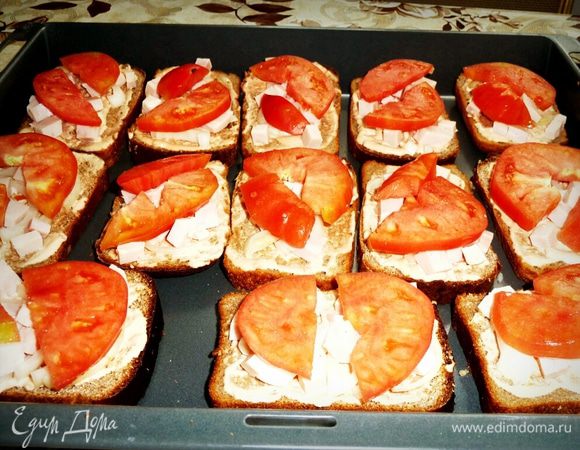 Нарезаем помидоры полукольцами, чем тоньше тем лучше и раскладываем на наши ломтики хлеба.
