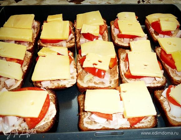 Нарезаем сыр, так чтобы кусочки закрыли весь наш сэндвич, и раскладываем.