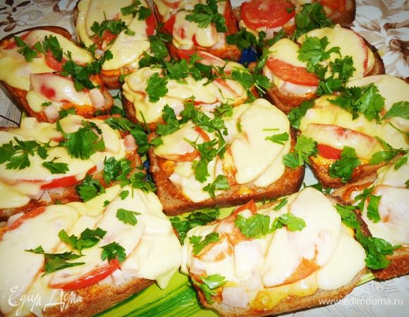 Ставим в духовку до расплавления сыра, затем готовые посыпаем зеленью и приступаем к пиршеству. Приятного аппетита!