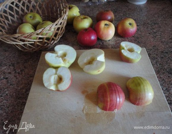 Подготовить яблоки. Разрезать их пополам, вынуть серединки, каждую половинку положить срезом вниз и нарезать тонкими ломтиками.