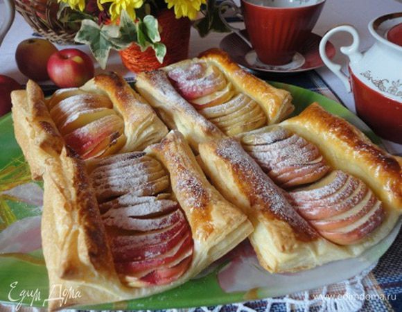 Выпекать 20 минут при температуре 200°C. Остывшие слойки посыпать сахарной пудрой.