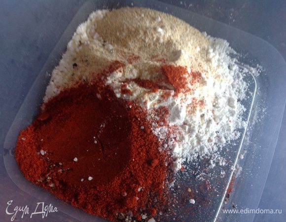Смешайте муку, паприку, чесночный порошок и красный перец.