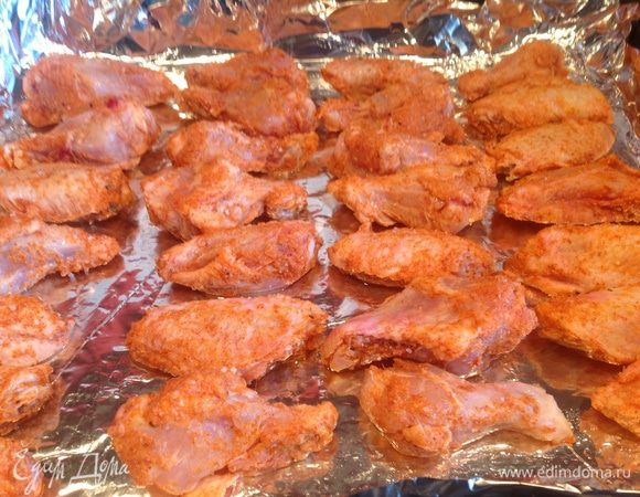 Выложите крылышки на противень застеленный фольгой и смазанный растительным маслом. Поставьте в духовку на 20 минут.