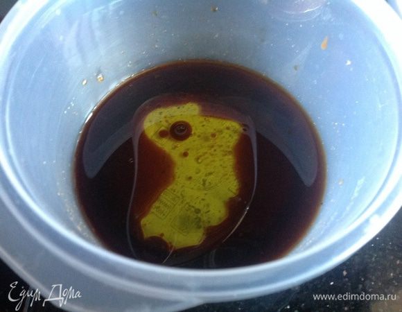 Для глазури смешайте соевый соус, кленовый сироп, соус табаско и оливковое масло.