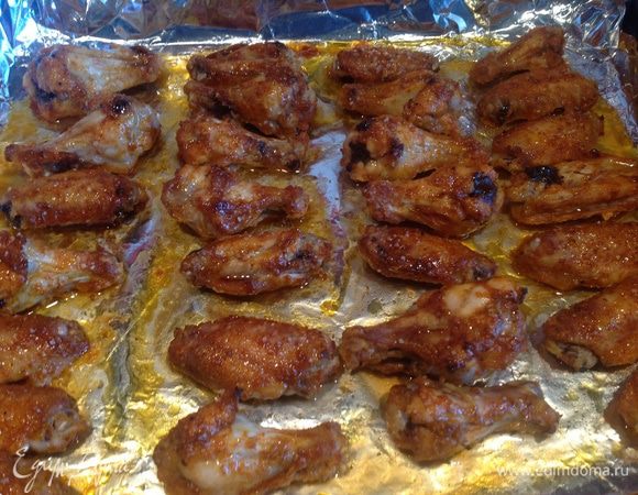 Достаньте крылышки из духовки, смажьте глазурью и поставьте обратно на 5 минут. После чего переверните, опять смажьте глазурью и запекайте еще 5 минут.