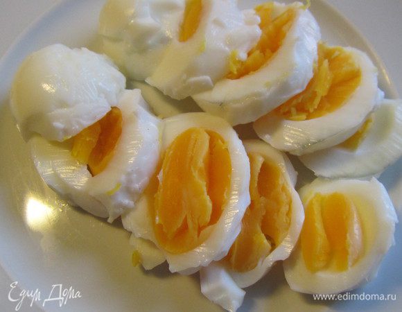 Яйца отвариваем вкрутую, чистим и нарезаем кружочками.