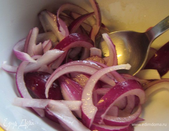 Лук колечками или полукольцами, как у меня. Я еще лук немного замариновала в смеси уксуса с сахаром.