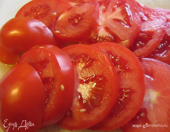 Помидор тоже режем кружочками.